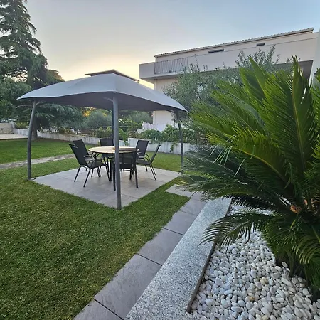 Mira בית אירוח *